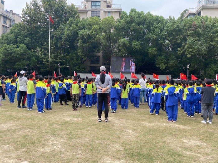 上午10:00点整,杭州市明德小学全体辅导员和少先队们身着正装,整齐