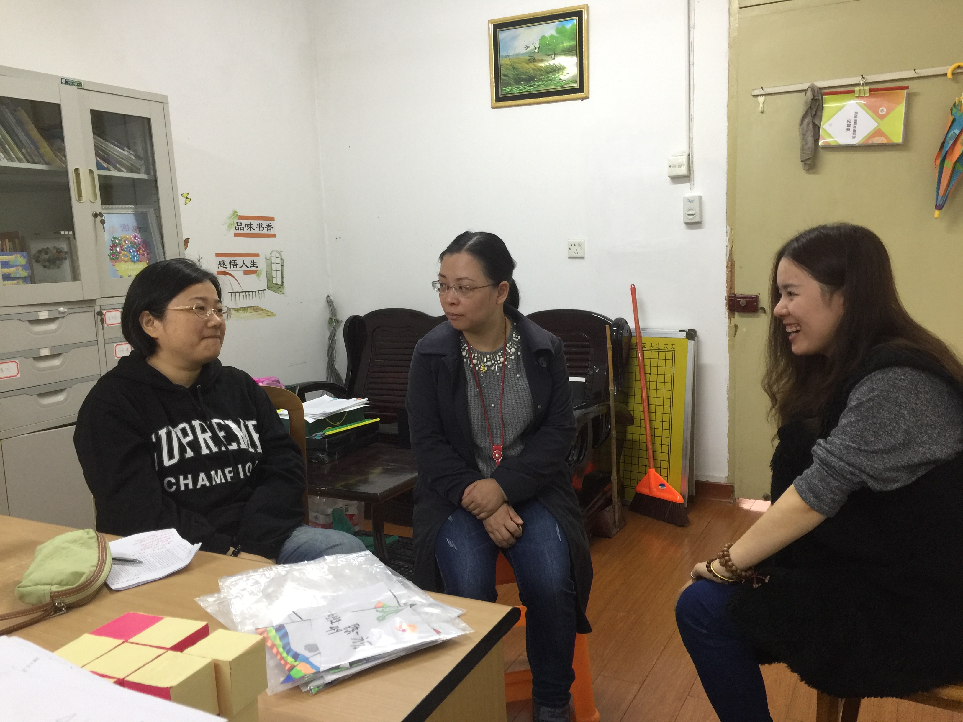 课后金颖校长和包奕颖老师给陈琳老师评课.JPG