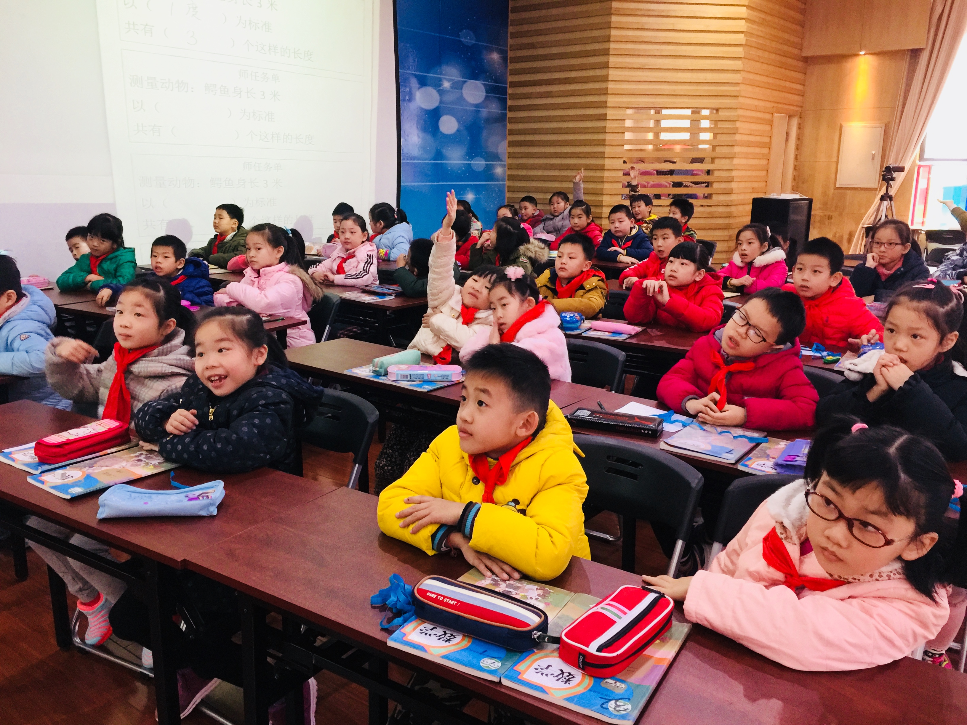 二（4）班学生在课堂上思维活跃，课堂氛围愉悦.JPG