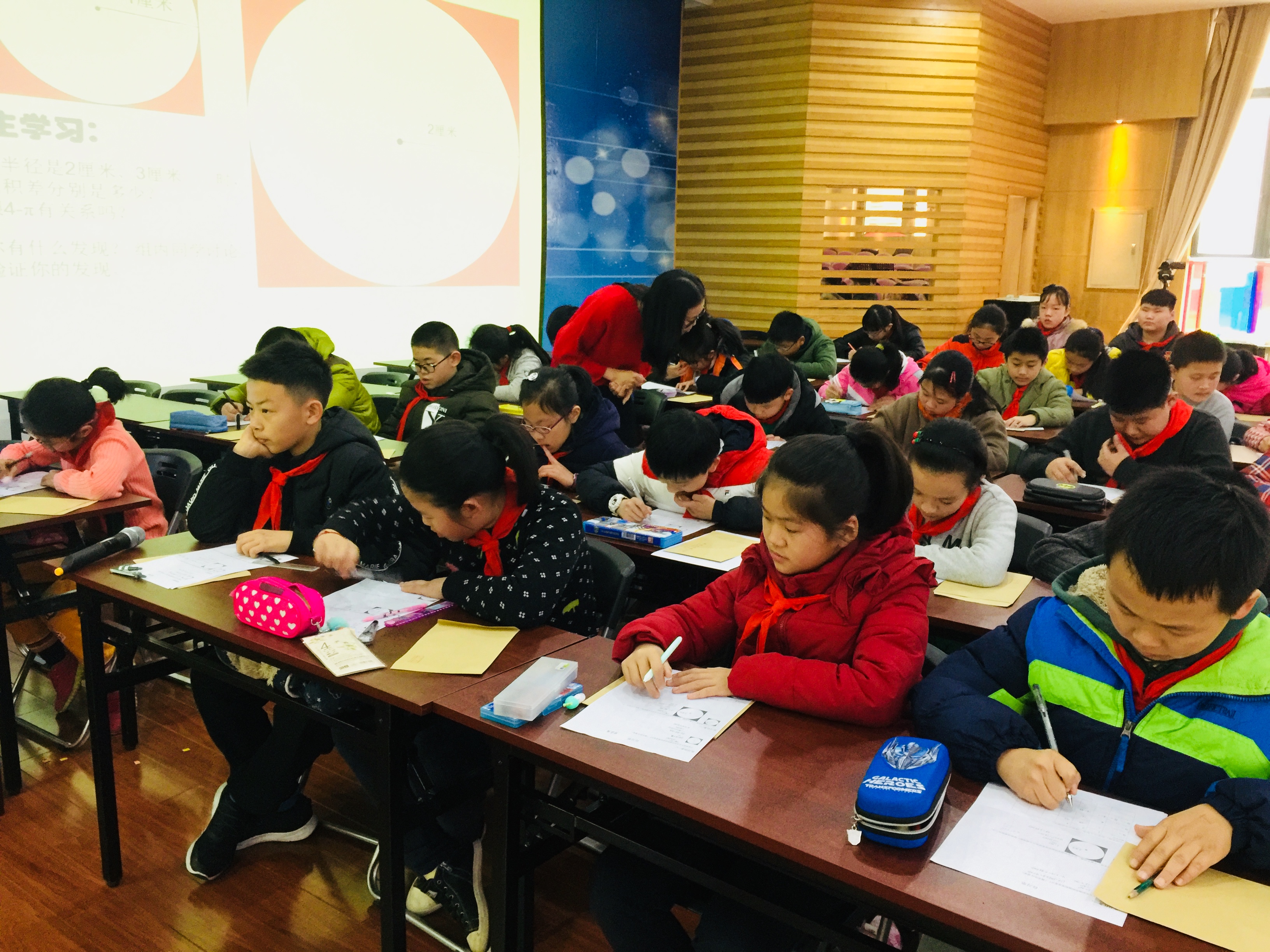 徐元昕老师执教《方与圆》.JPG