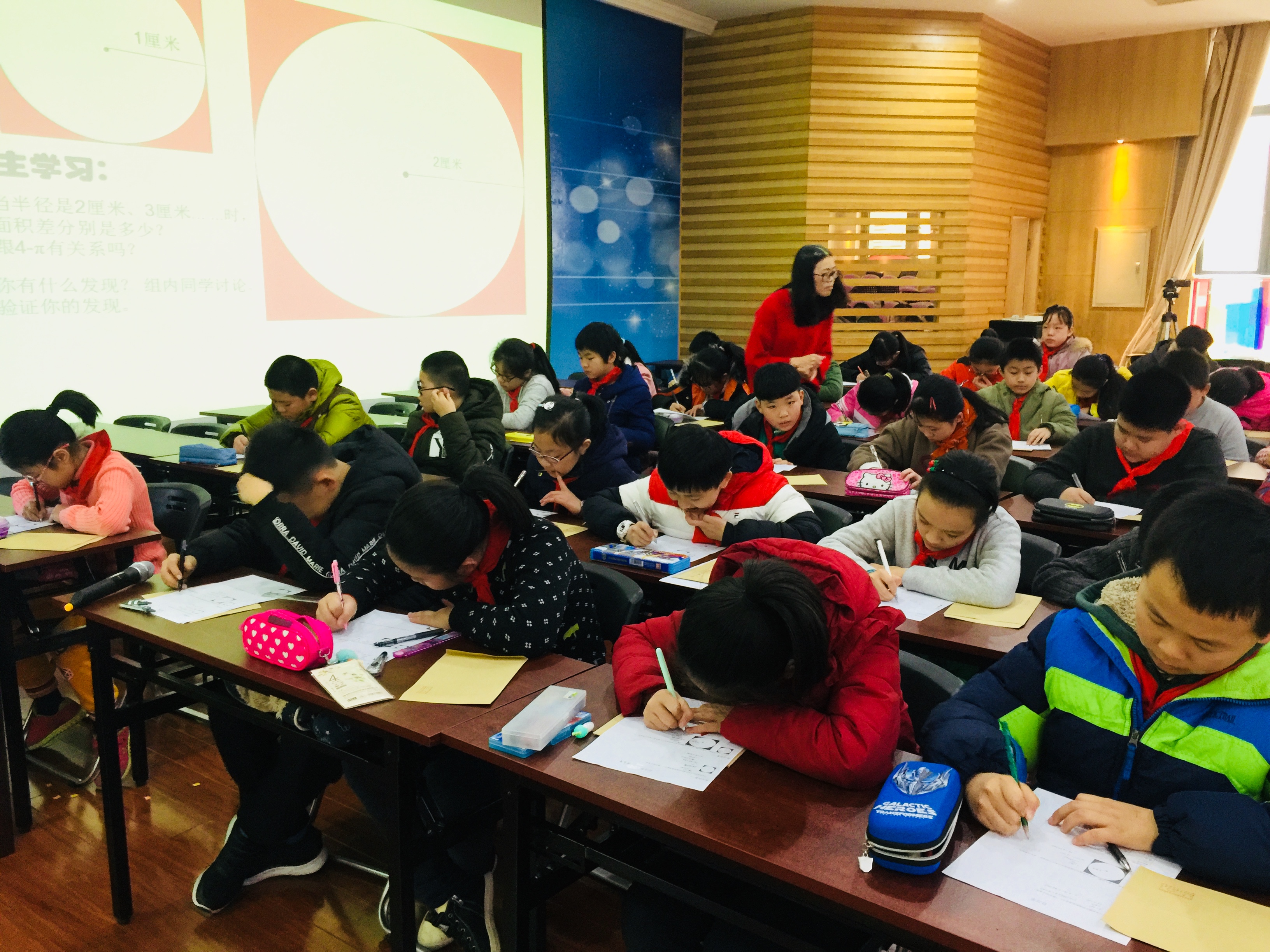 六（5）班学生思维活跃，积极探究.JPG